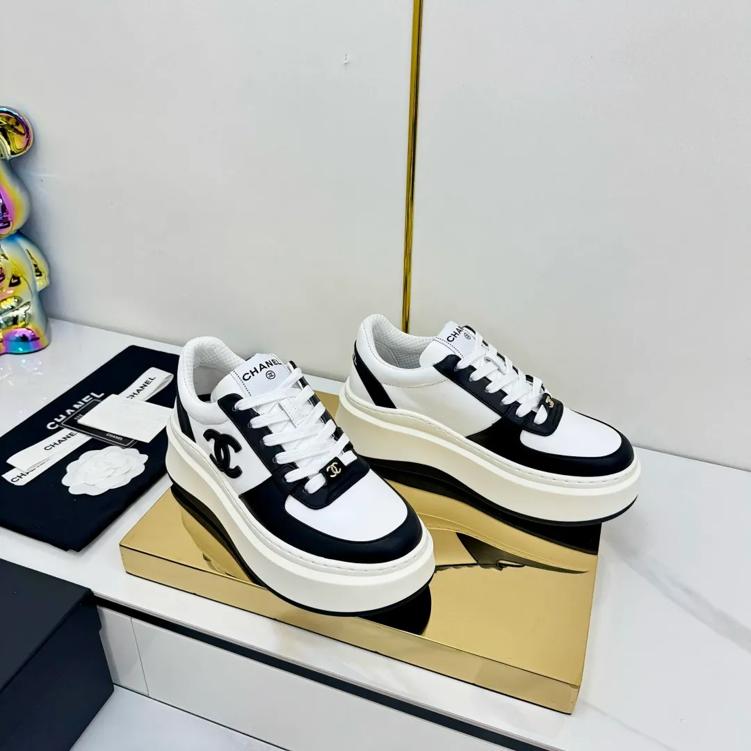 👟👟Ex-factory price 600👟👟 Upgraded version, upgraded version, upgraded version! No rebuttal accepted! ! ! ! Chanel Chanel panda shoes! 2025 counter's top casual sports shoes. This classic design; the upper is electro-embroidered with a variety of techniques; the outsole is fashionable and sporty; the unusual inclusion of a variety of color matching elements... The diversified mix and match is very good-looking and versatile, and can be used for leisure, fashion, sports, and outdoor... ꫛꫀꪝ Go➫ Materials: ❶Upper made of: original imported first-layer silk cowhide + original waterproof cloth + original first-layer cowhide ❷Inner lining: Original Yangli+Net ❸Outsole based on: Original TPU combination outsole Counter boutique packaging complete set for women 35–41 👉 👉 👉 👉 👉